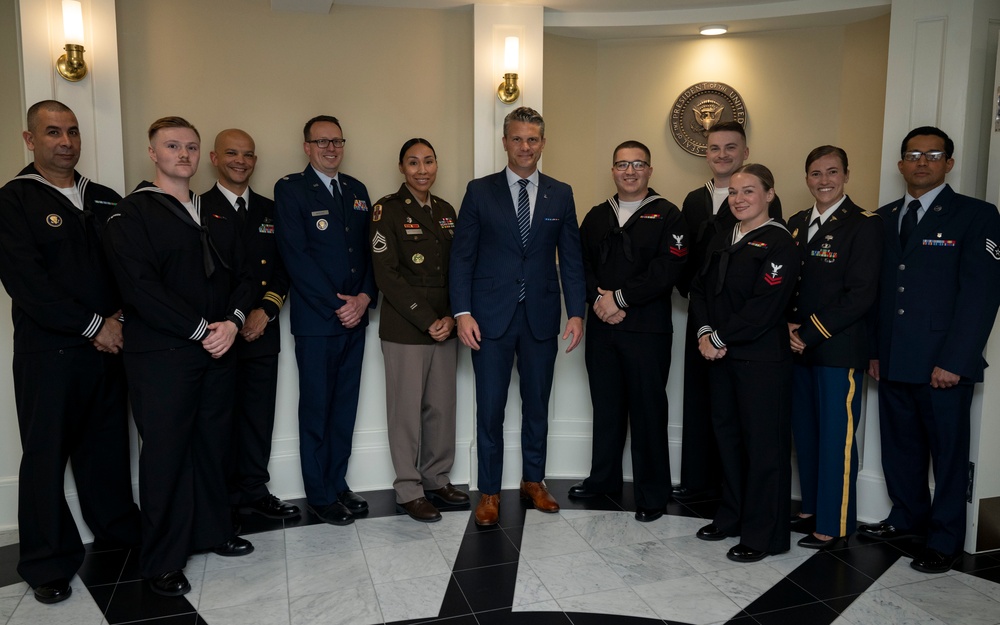 SD &amp; USD(P&amp;R) Visit WRNMMC's Newly-Renovated NICU, MICC and APU