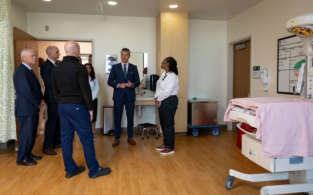 SD &amp; USD(P&amp;R) Visit WRNMMC's Newly-Renovated NICU, MICC and APU