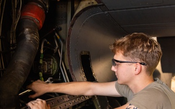 189 AW Crew Chief Conducts Maintenance on C-130H