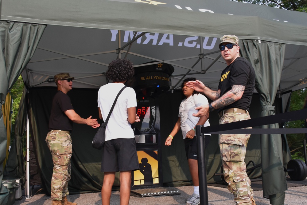 Army Demonstrates Boxing Machine at Musikfest