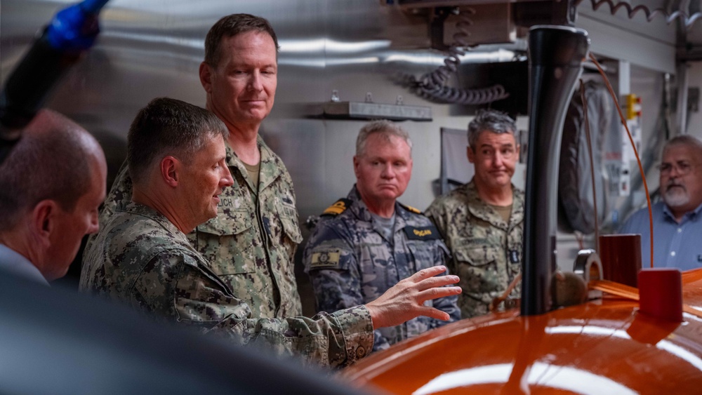 Pacific Fleet Deputy Commander and Pacific Fleet Submarine Force Commander visit USNS Henson