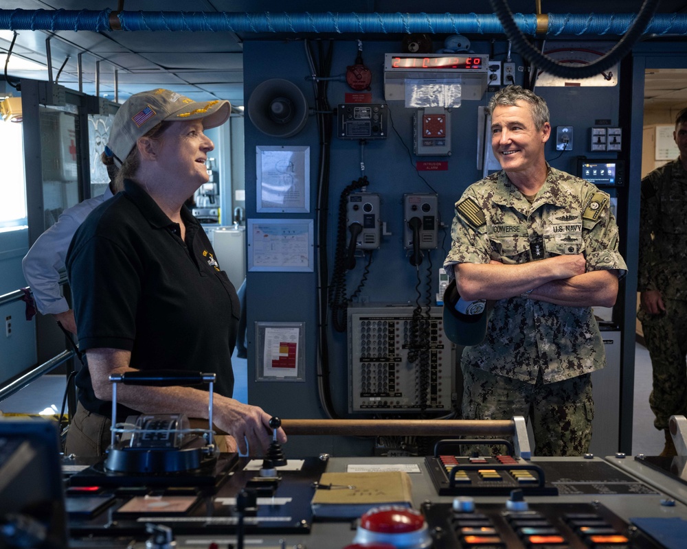 Pacific Fleet Deputy Commander and Pacific Fleet Submarine Force Commander visit USNS Henson