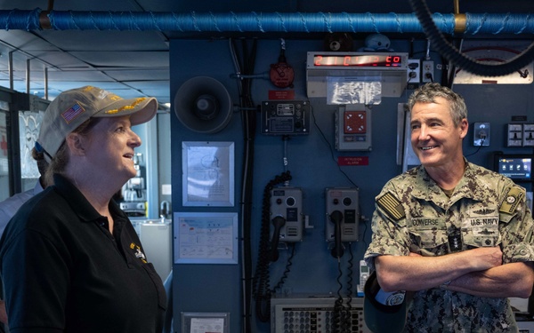 Pacific Fleet Deputy Commander and Pacific Fleet Submarine Force Commander visit USNS Henson