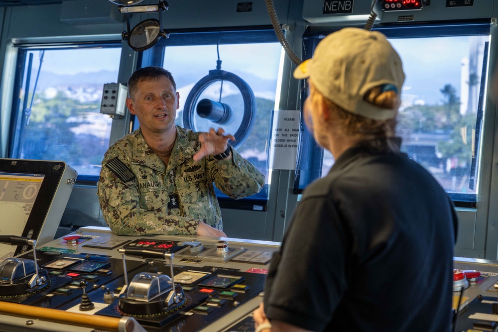 Pacific Fleet Deputy Commander and Pacific Fleet Submarine Force Commander visit USNS Henson