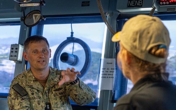 Pacific Fleet Deputy Commander and Pacific Fleet Submarine Force Commander visit USNS Henson