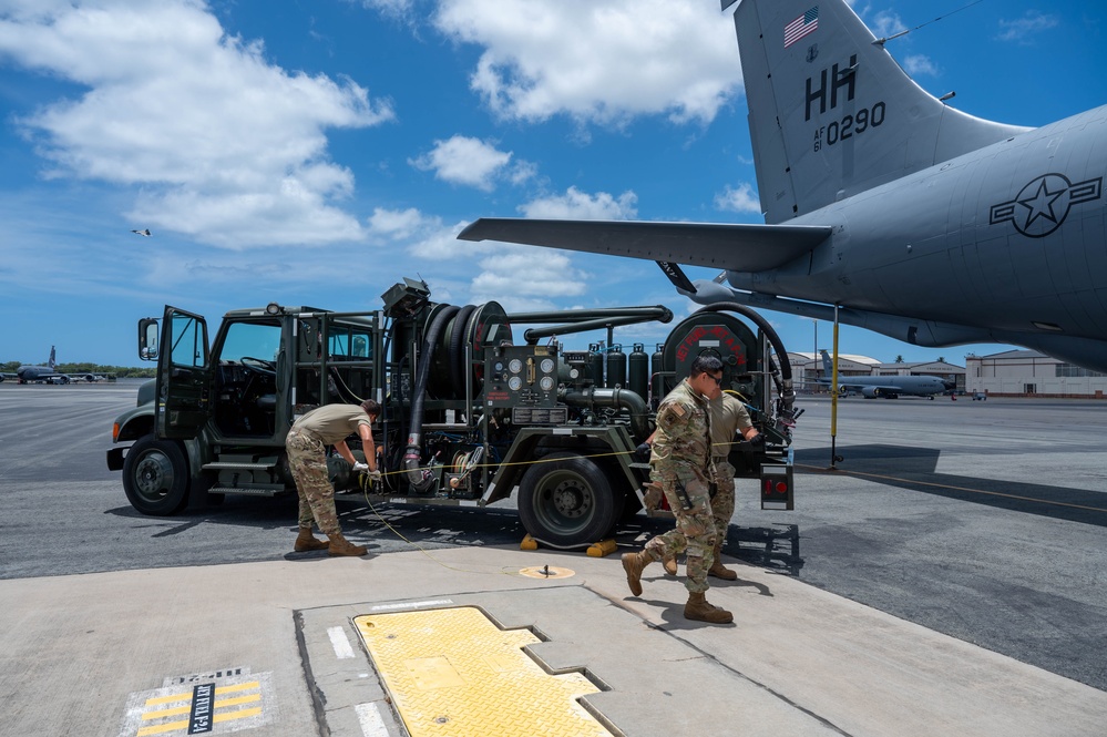 154th AMXS Crew Chiefs Refuel a KC-135
