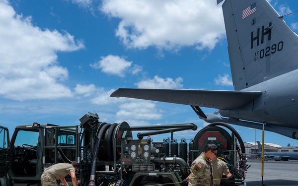 154th AMXS Crew Chiefs Refuel a KC-135