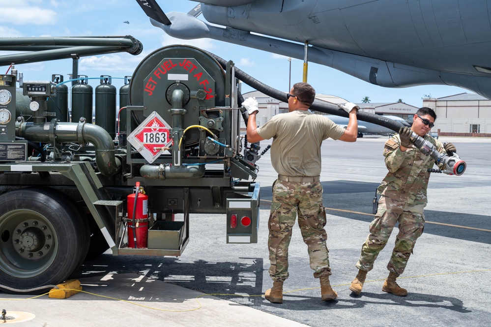 154th AMXS Crew Chiefs Refuel a KC-135
