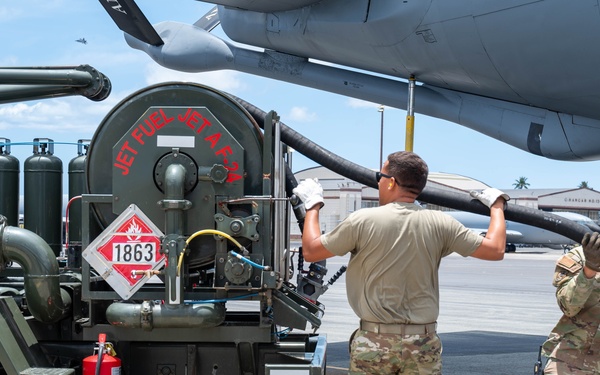 154th AMXS Crew Chiefs Refuel a KC-135