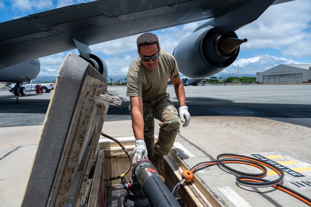 154th AMXS Crew Chiefs Refuel a KC-135