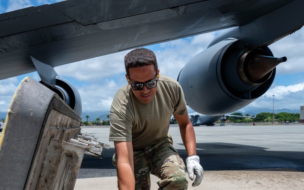 154th AMXS Crew Chiefs Refuel a KC-135