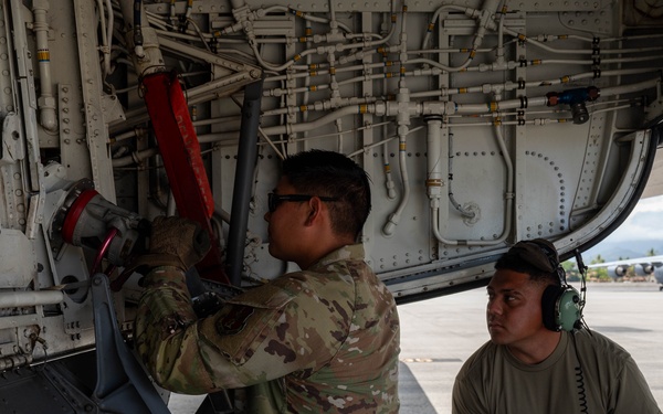 154th AMXS Crew Chiefs Refuel a KC-135