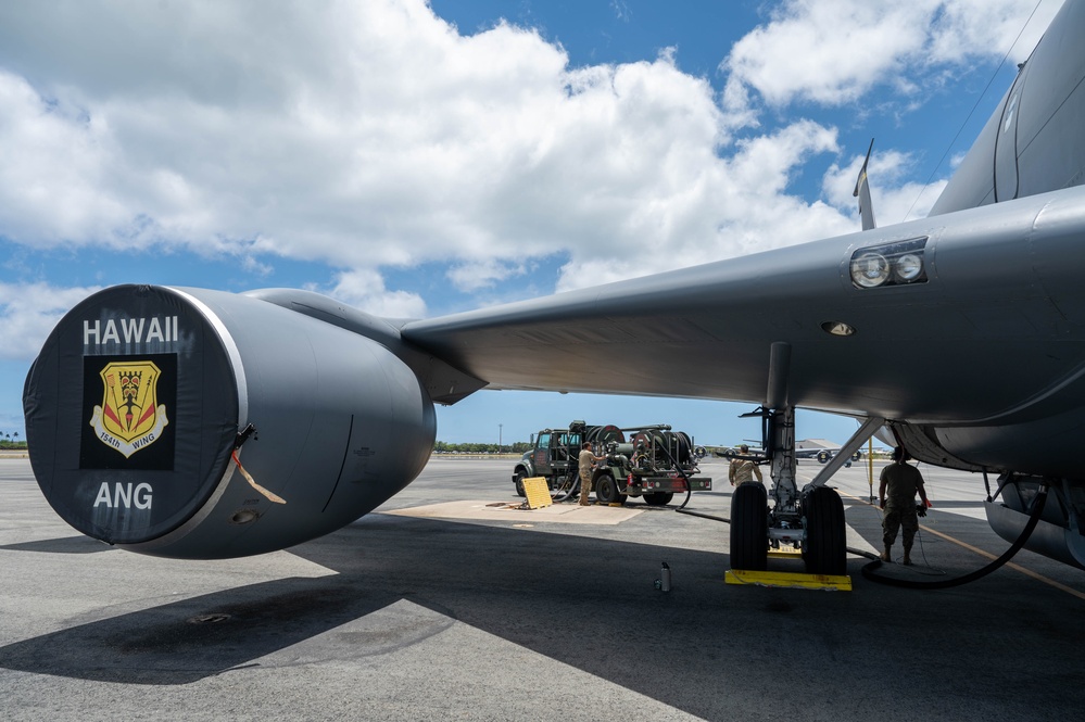154th AMXS Crew Chiefs Refuel a KC-135