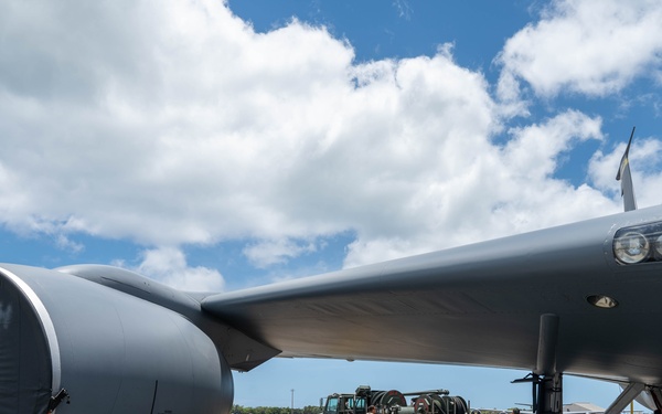 154th AMXS Crew Chiefs Refuel a KC-135