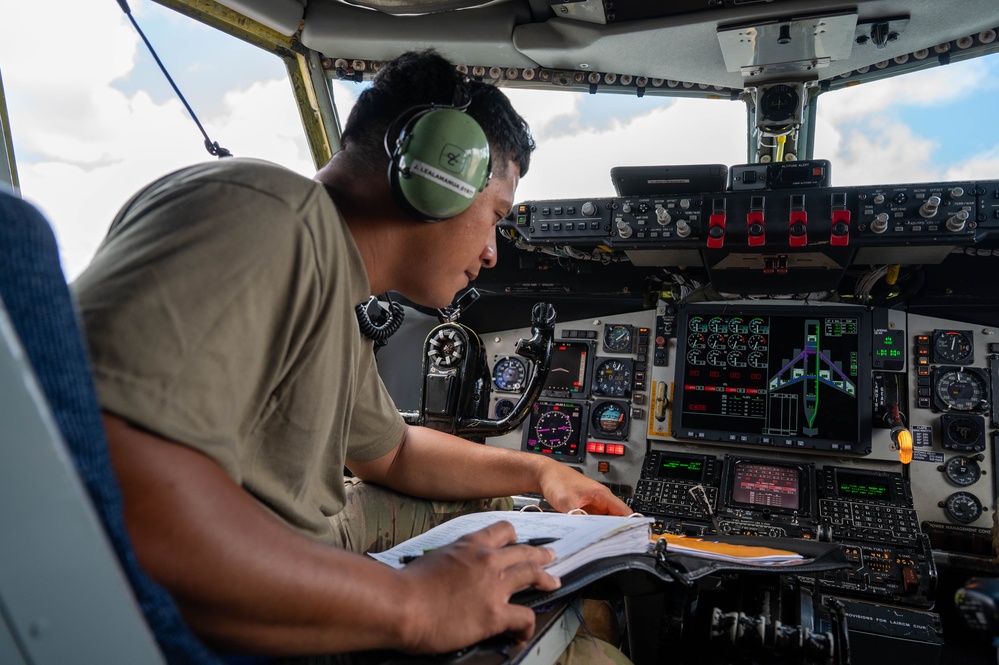 154th AMXS Crew Chiefs Refuel a KC-135