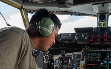 154th AMXS Crew Chiefs Refuel a KC-135