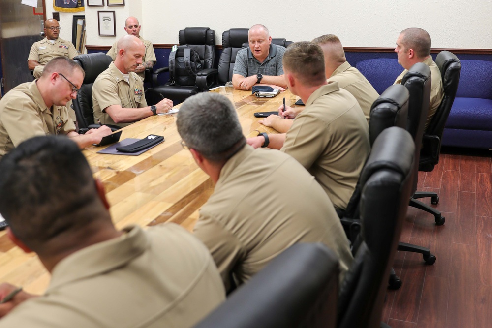 AIRLANT Force Master Chief Meets with SCW-1 Chief Selects