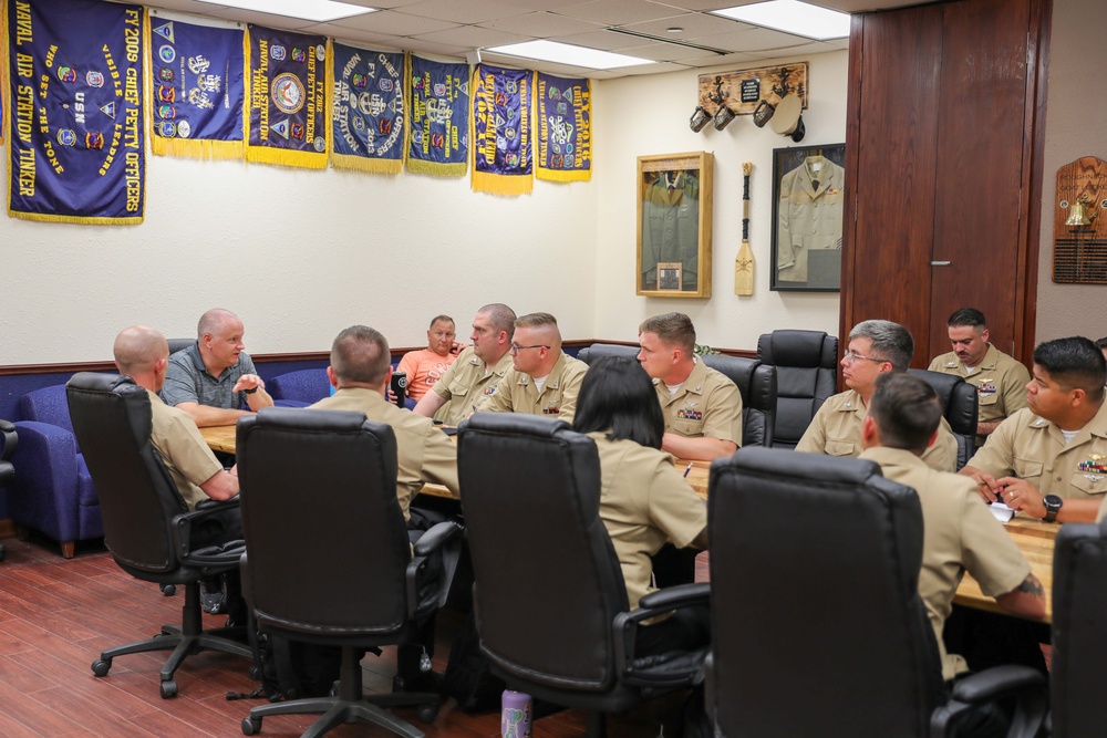 AIRLANT Force Master Chief Meets with SCW-1 Chief Selects