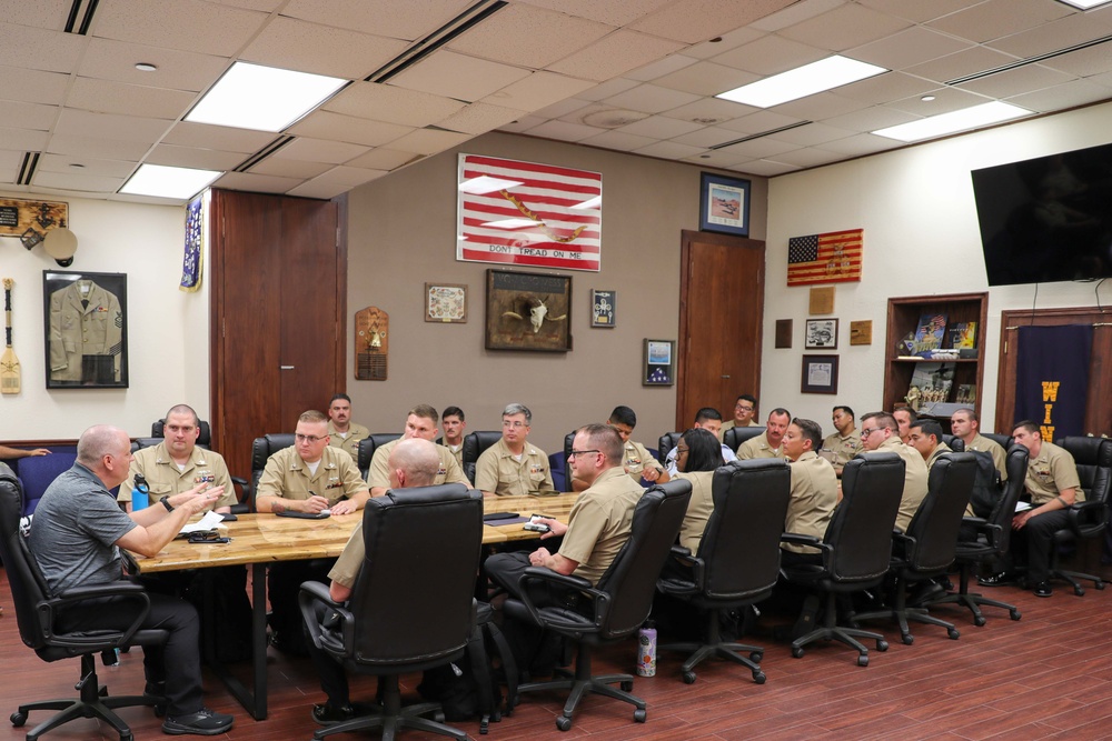 AIRLANT Force Master Chief Meets with SCW-1 Chief Selects