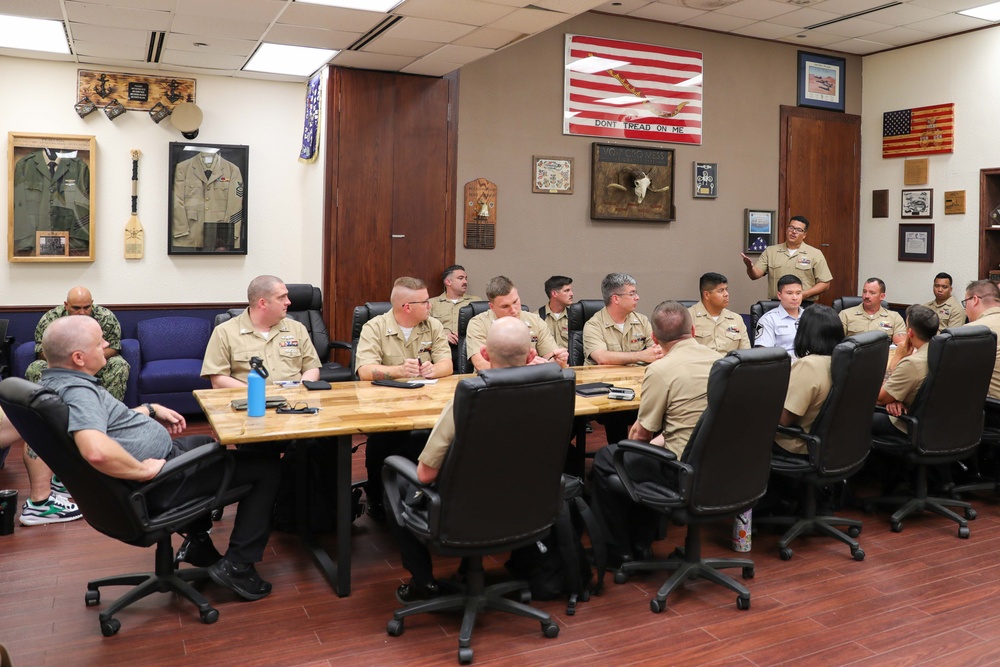 AIRLANT Force Master Chief Meets with SCW-1 Chief Selects