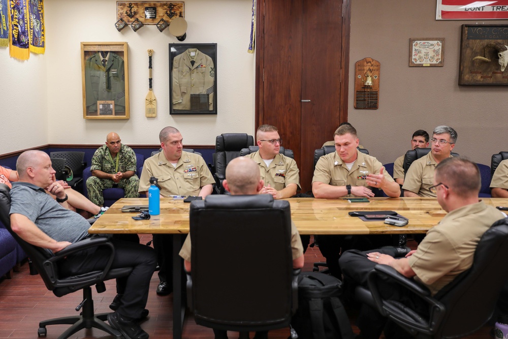 AIRLANT Force Master Chief Meets with SCW-1 Chief Selects