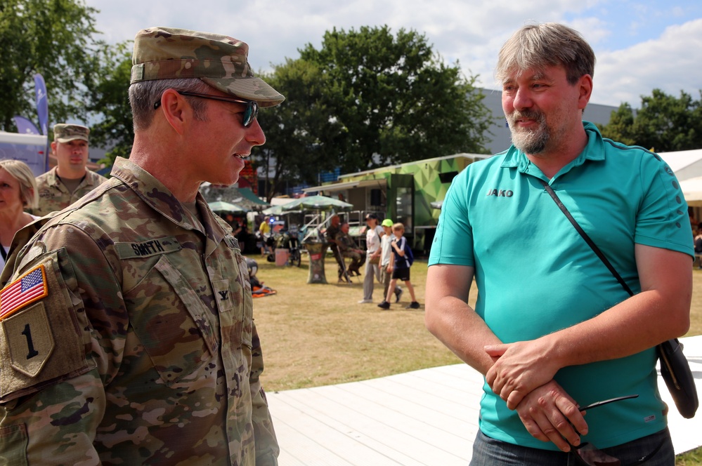 2d TSB personnel showcase Signal Capabilities at Hessen State Fair 2025 2d TSB personnel showcase Signal Capabilities at Hessen State Fair 2025