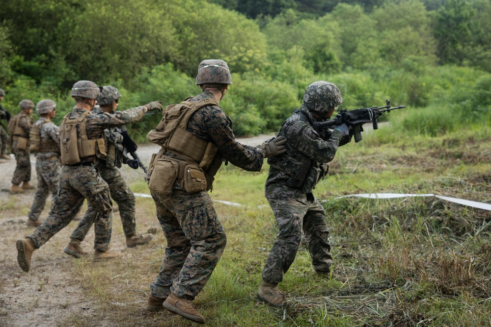 2/23 Marines and ROK Marines Conduct Reaction to Contact Drills during KMEP 25.2