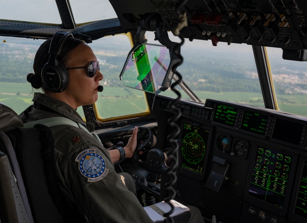 Para-Commandos parachute into the Fort Wayne Air Show