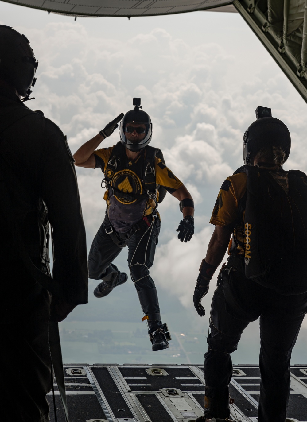 Para-Commandos parachute into the Fort Wayne Air Show