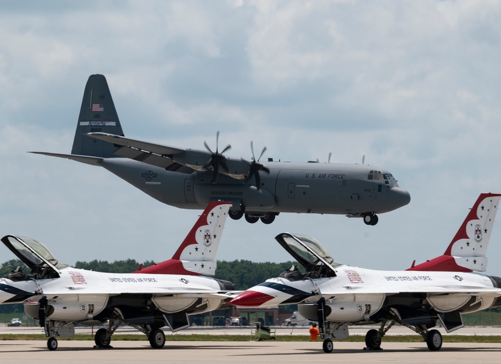 Para-Commandos parachute into the Fort Wayne Air Show