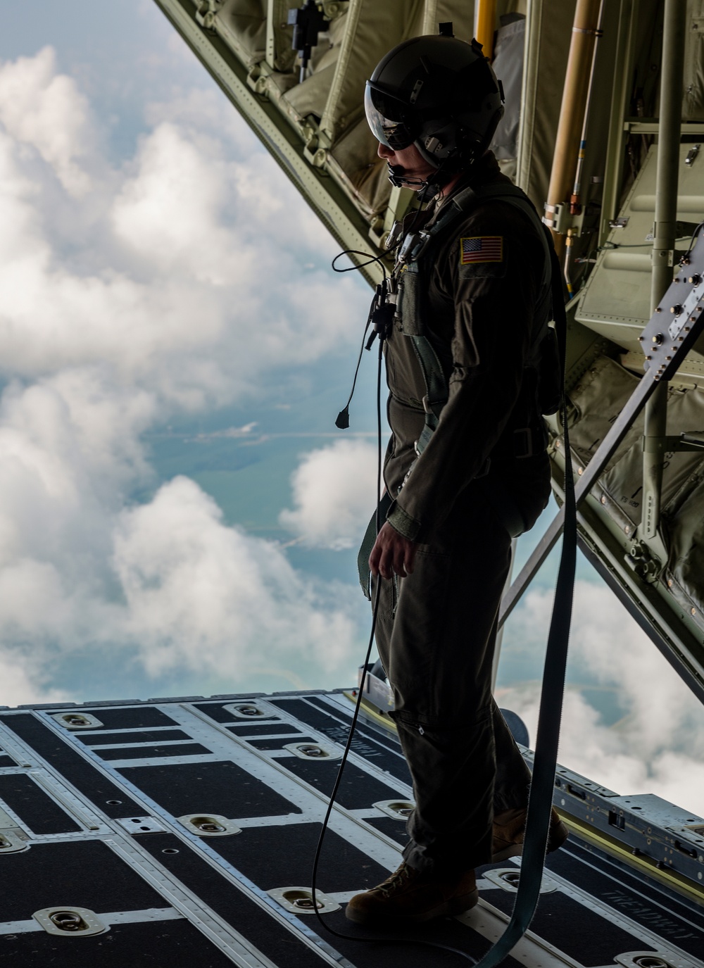 Para-Commandos parachute into the Fort Wayne Air Show