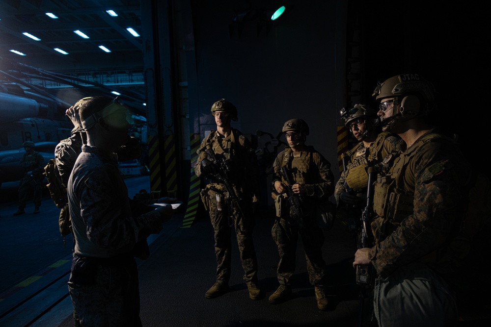 31st MEU conduct deck live-fire