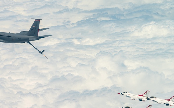 Thunderbirds receive inflight fuel enroute to Dayton