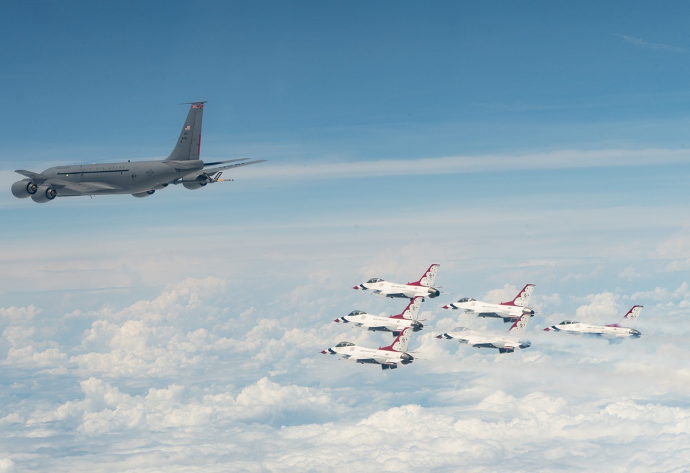 Thunderbirds receive inflight fuel enroute to Dayton
