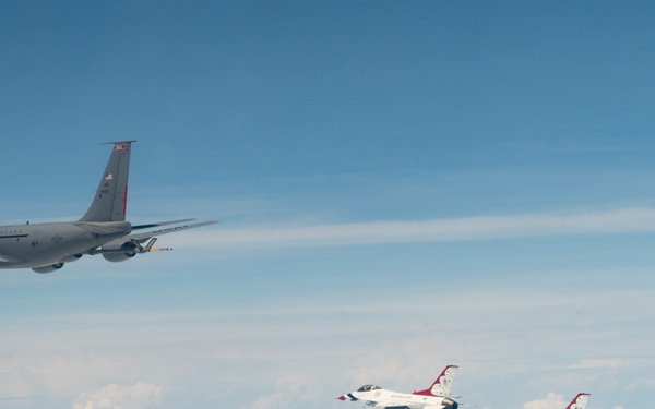 Thunderbirds receive inflight fuel enroute to Dayton
