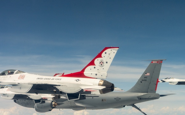 Thunderbirds receive inflight fuel enroute to Dayton