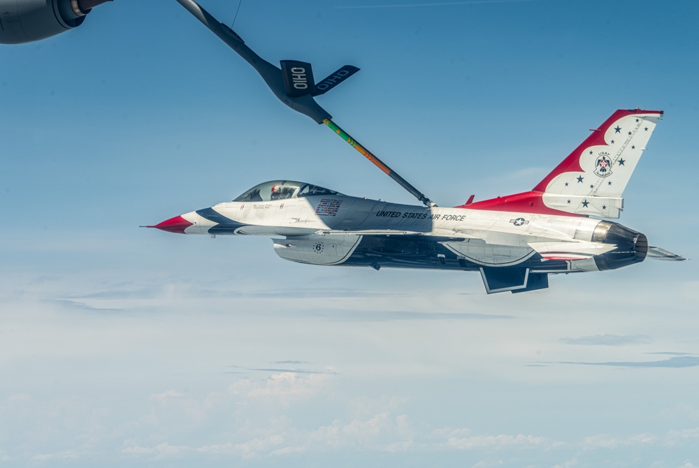 Thunderbirds receive inflight fuel enroute to Dayton