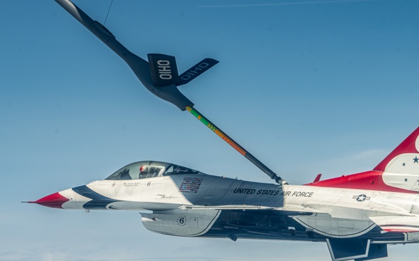 Thunderbirds receive inflight fuel enroute to Dayton