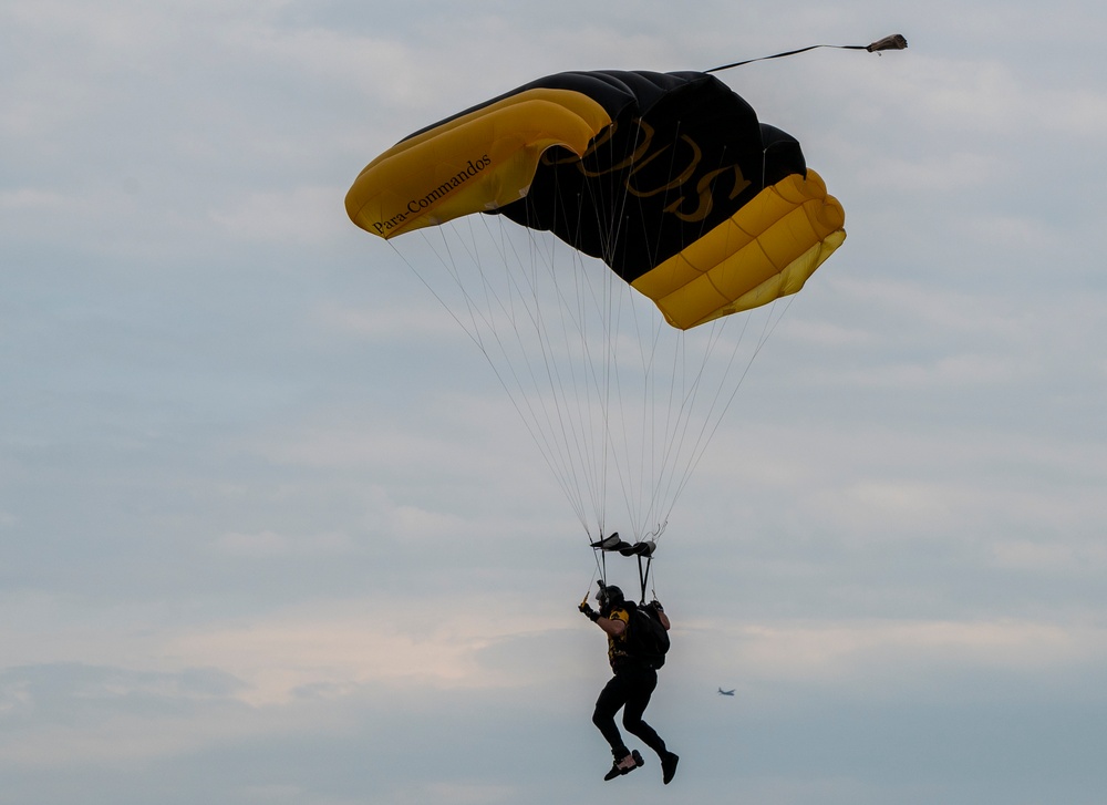 Para-Commandos parachute into 2025 Fort Wayne Air Show
