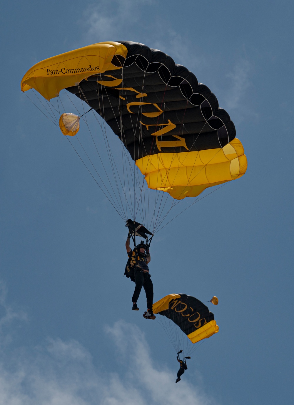 Para-Commandos parachute into 2025 Fort Wayne Air Show