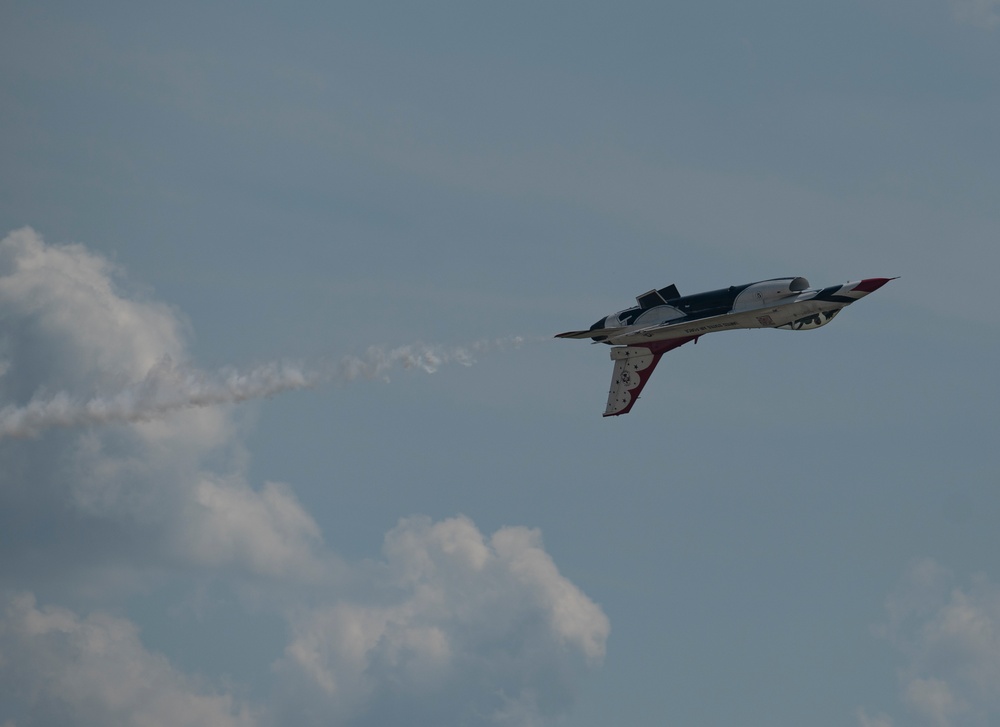 Thunderbirds take to the skies at Fort Wayne Air Show