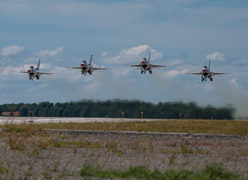 Thunderbirds take to the skies at Fort Wayne Air Show
