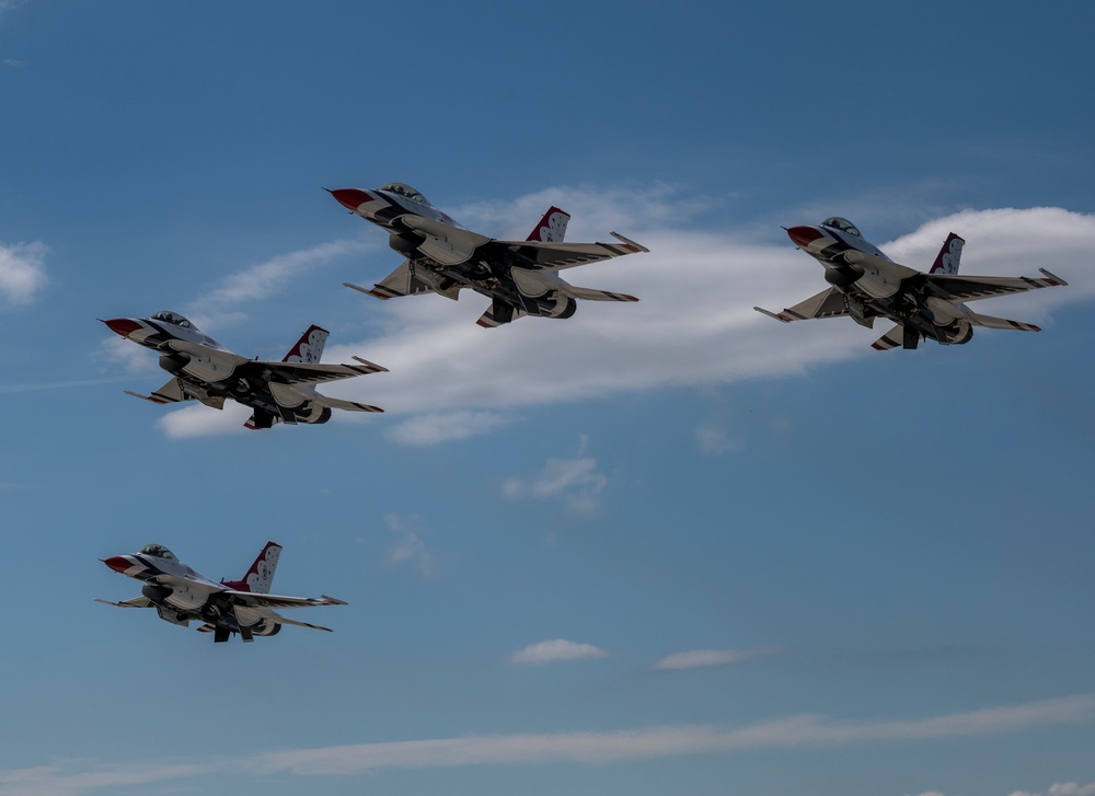 Thunderbirds take to the skies at Fort Wayne Air Show