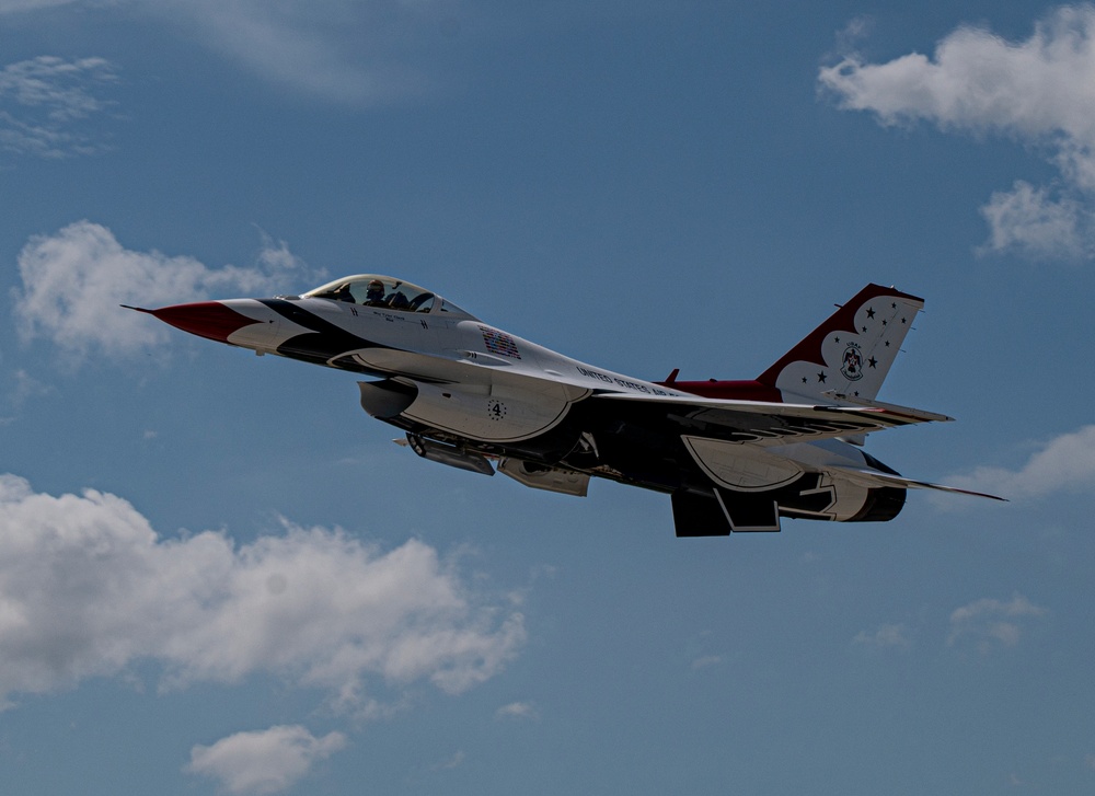 Thunderbirds take to the skies at Fort Wayne Air Show