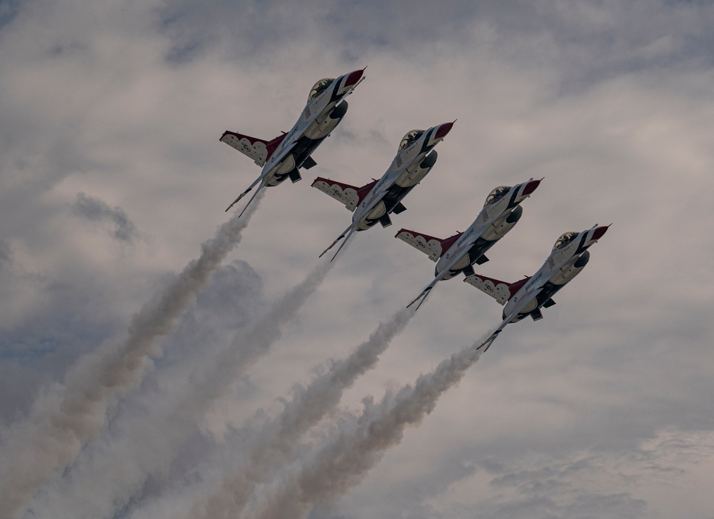 Thunderbirds take to the skies at Fort Wayne Air Show