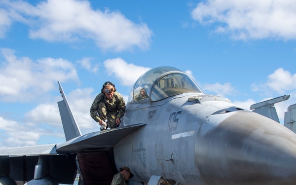 Daily operations aboard USS Carl Vinson (CVN 70)