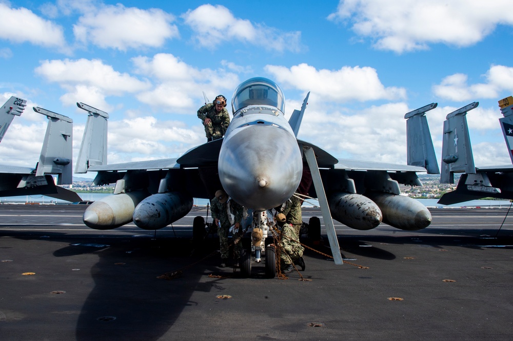 Daily operations aboard USS Carl Vinson (CVN 70)