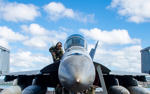 Daily operations aboard USS Carl Vinson (CVN 70)
