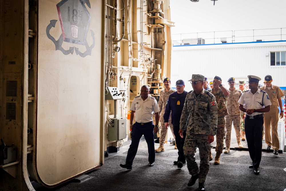 U.S. Naval War College students and faculty visit USS Arlington