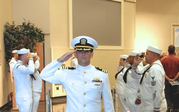 Warfare Center Undergoes Change of Charge